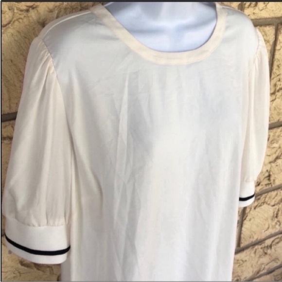 COURT & ROWE Short Sleeve Tipped Rib Trim Blouse
Size 2X - Picture 8 of 13